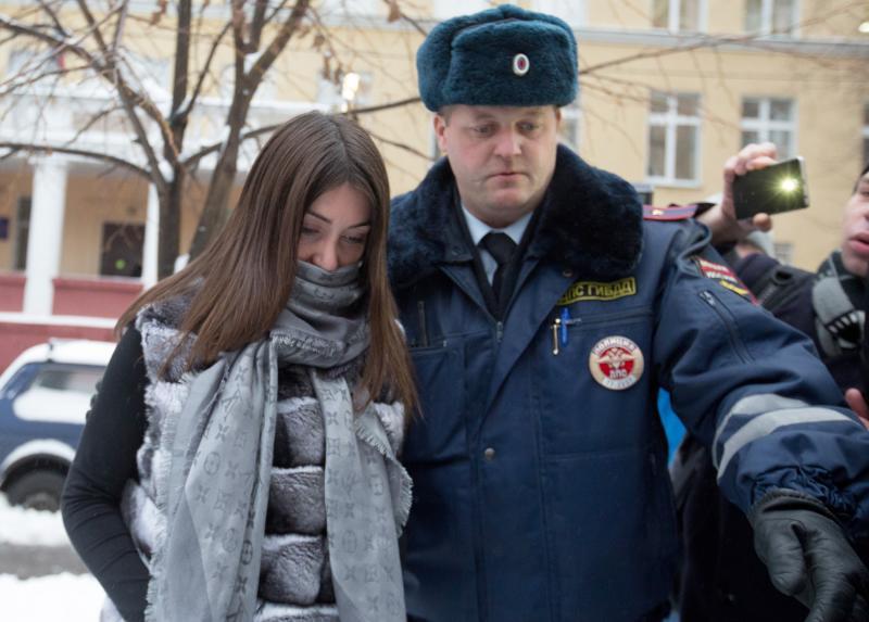 "Подделка, изготовление или сбыт поддельных документов, государственных наград, штампов, печатей, бланков"